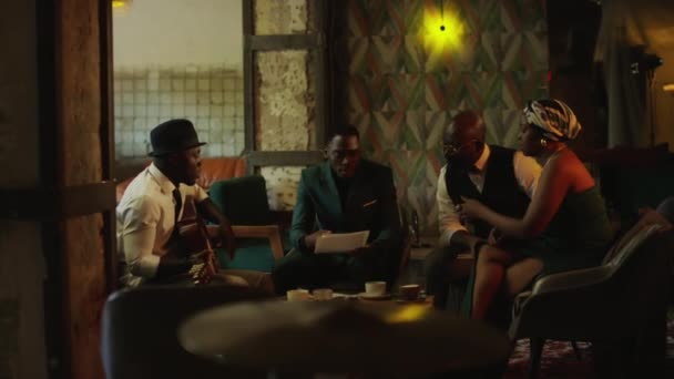 Moderna Banda Jazz Afroamericano Cuatro Sentados Alrededor Mesa Club Jazz — Vídeo de stock