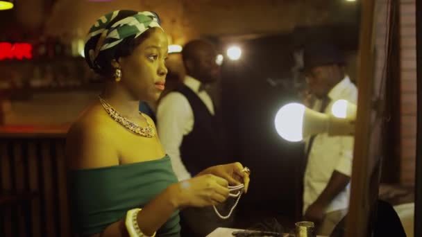 Tampilan Dari Sudut Pandang Menengah Dari Penyanyi Jazz Perempuan Afrika — Stok Video
