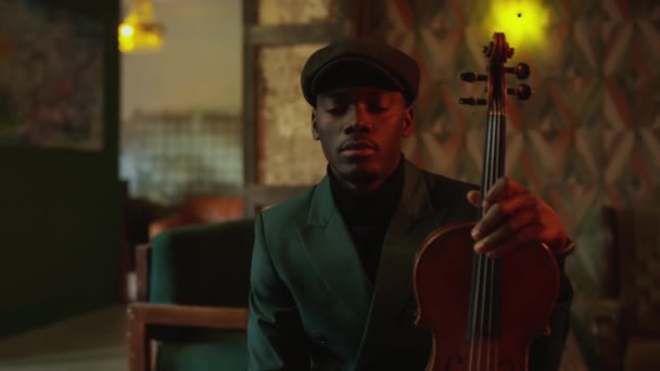 Μέτριο Πορτραίτο Ενός Νεαρού Μαύρου Μουσικού Τζαζ Σκούρο Πράσινο Κοστούμι — Αρχείο Βίντεο