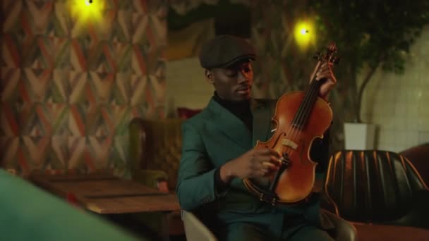 Közepes Portré Jóképű Fiatal Fekete Férfi Zenész Hegedűvel Kezében Széken — Stock videók