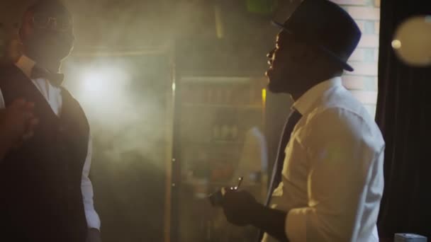 Mittlere Einstellung Einer Afroamerikanischen Jazzband Schicken Outfits Die Raucht Und — Stockvideo
