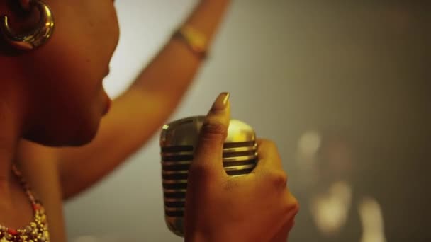 Medelstor Närbild Ung Afroamerikansk Kvinnlig Jazzsångare Som Håller Retromikrofon Och — Stockvideo