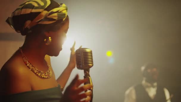 Handgehaltene Aufnahme Der Energischen Jungen Schwarzen Jazzsängerin Die Mikrofon Singt — Stockvideo