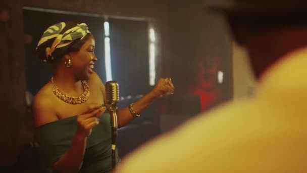 Sobre Ombro Tiro Jovem Alegre Black Vocalista Jazz Feminino Cantando — Vídeo de Stock
