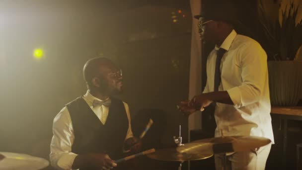 Aufgeregte Afroamerikanische Jazzband Mit Sängerin Schlagzeugerin Und Pianistin Auf Der — Stockvideo