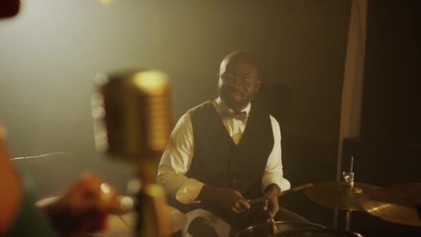 Mittlere Aufnahme Eines Schwarzen Männlichen Jazz Schlagzeugers Der Bei Einem — Stockvideo