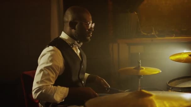 Mittlere Aufnahme Des Energiegeladenen Jungen Schwarzen Männlichen Jazz Schlagzeugers Der — Stockvideo