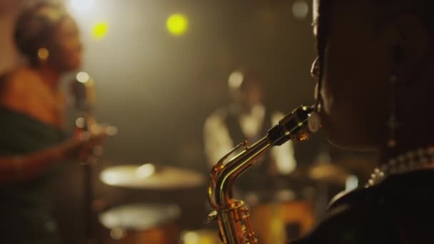 Vista Lateral Medio Primer Plano Joven Saxofonista Femenina Negra Tocando — Vídeo de stock