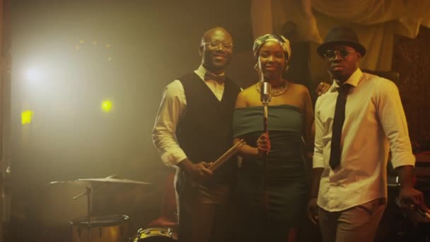 Middelgroot Portret Van Hedendaags Afro Amerikaans Jazztrio Met Mooie Zangeres — Stockvideo