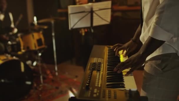 Siyahi Caz Orkestrasının Sahnede Canlı Konser Verirken Orta Ölçekli Bir — Stok video
