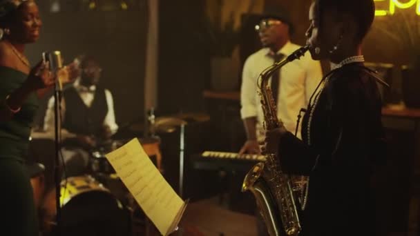 Mittlere Einstellung Eines Afroamerikanischen Jazzquartetts Das Abends Einem Schicken Jazzclub — Stockvideo