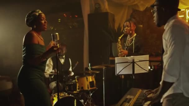 Mittlere Aufnahme Einer Afroamerikanischen Jazzband Die Musikinstrumente Spielt Und Singt — Stockvideo