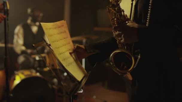 Beskuren Bild Oigenkännlig Svart Manlig Saxofonist Justera Instrument Och Sätta — Stockvideo