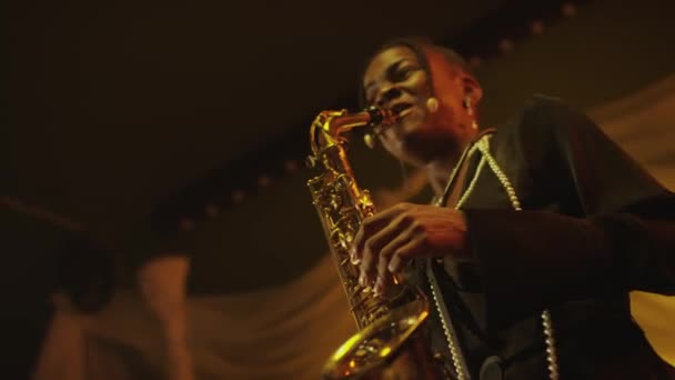 Plan Angle Bas Jeune Femme Noire Jouant Saxophone Tout Donnant — Video