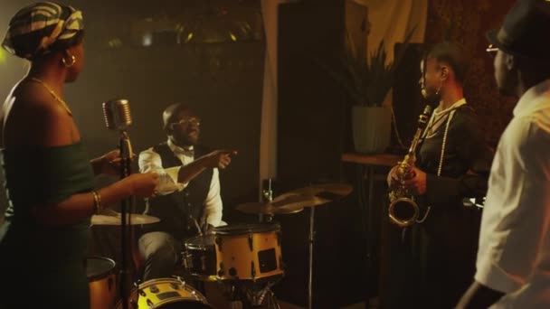 Μέτριο Πλάνο Του Σύγχρονου Αφροαμερικάνικου Τζαζ Συγκροτήματος Κάνει Soundcheck Στη — Αρχείο Βίντεο