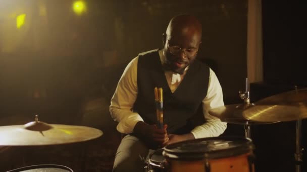 Medium Slow Portret Van Jonge Zwarte Mannelijke Jazz Muzikant Poseren — Stockvideo