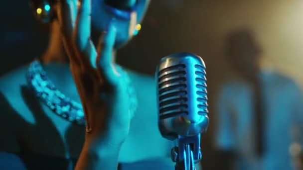 Medium Closeup Atraente Jovem Mulher Negra Cantando Blues Microfone Retro — Vídeo de Stock
