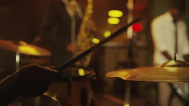 年轻的非裔美国人爵士乐队演奏乐器 晚上住在豪华爵士俱乐部的舞台上 — 图库视频影像