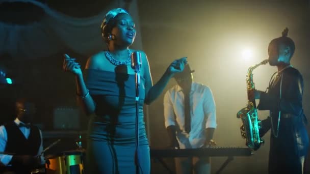Grabación Media Una Joven Cantante Afroamericana Jazz Interpretando Una Canción — Vídeos de Stock