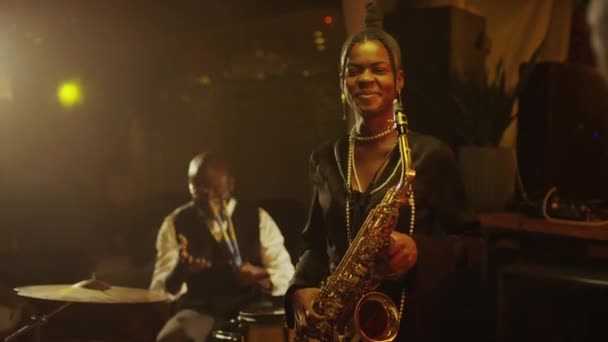 Mittleres Slowmo Porträt Einer Lächelnden Jungen Schwarzen Saxofonistin Die Für — Stockvideo