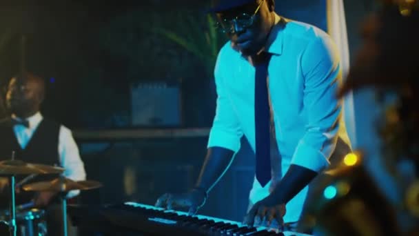 Medelhög Bild Afroamerikanska Jazzmusiker Som Spelar Live Neonscenen Tjusig Jazzklubb — Stockvideo