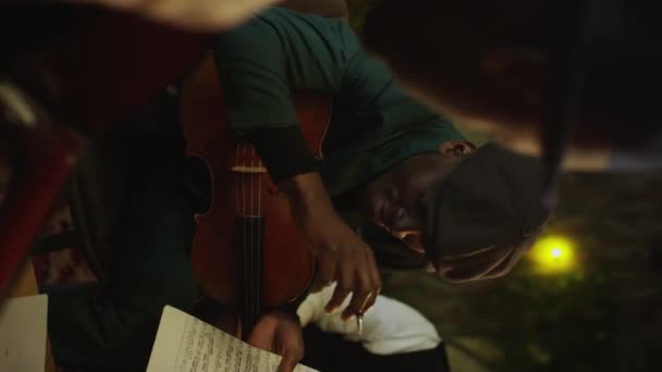 Vertikal Atas Bahu Kelompok Afrika Amerika Jazz Pria Menyusun Lembaran — Stok Video