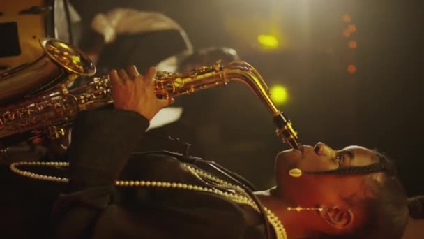 Vertikal Medial Bild Unga Afroamerikanska Kvinnliga Jazzmusiker Som Spelar Sax — Stockvideo