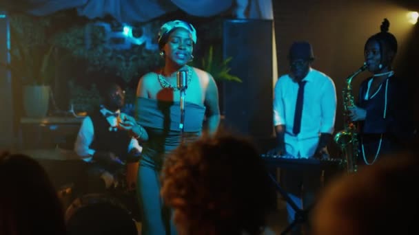 アフリカ系アメリカ人のジャズ バンドのパフォーマンスに拍手する ナイトクラブでのライブ コンサートのメディアショット — ストック動画