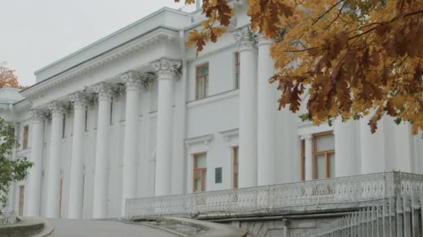 没有人从古典风格的白宫正面开枪射击 在红树和绿树中间 有木制的窗户 门和靠近入口的六根高柱 — 图库视频影像
