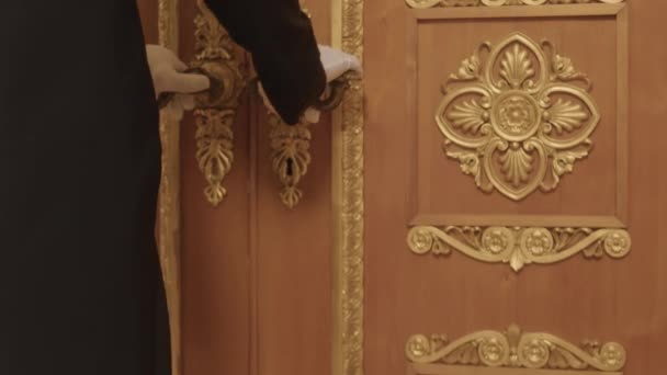 Midsection Slowmo Nerecunoscut Mănuși Elegante Negre Tuxedo Albe Deschizând Ușa — Videoclip de stoc