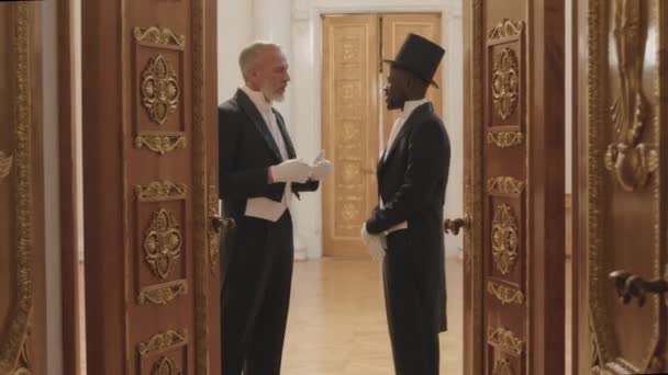 Aufnahme Voller Länge Von Zwei Multirassischen Männern Eleganten Vintage Kostümen — Stockvideo