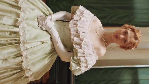 Κάθετο Μεσαίο Πορτρέτο Της Νεαρής Καυκάσιας Γυναίκας Ντεμπιτάντ Φορώντας Γοητευτικό — Αρχείο Βίντεο
