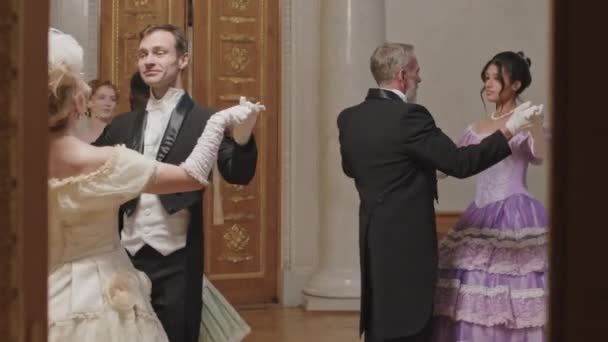 Trois Beaux Couples Aux Tenues Festives Regency Dansant Valse Sur — Video
