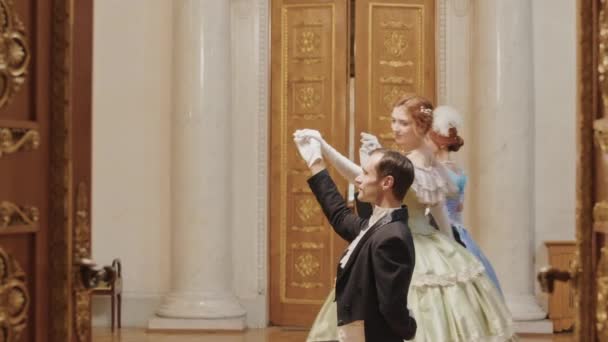 Przez Pompatyczne Drzwi Powolne Ujęcie Dwóch Eleganckich Par Sukienkach Regency — Wideo stockowe