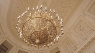 Regency tarzı balo salonunun yüksek tavanında kristalleri olan pahalı altın klasik avize çekimleri yok.