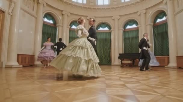 Ganztägiger Slowmo Dreier Aristokratischer Paare Schickem Viktorianischen Outfit Die Energisch — Stockvideo