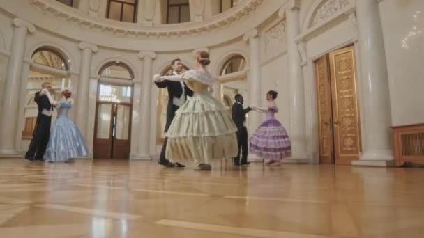 Langsam Tanzen Schöne Frauen Puppenkleidern Und Ihre Männlichen Begleiter Auf — Stockvideo
