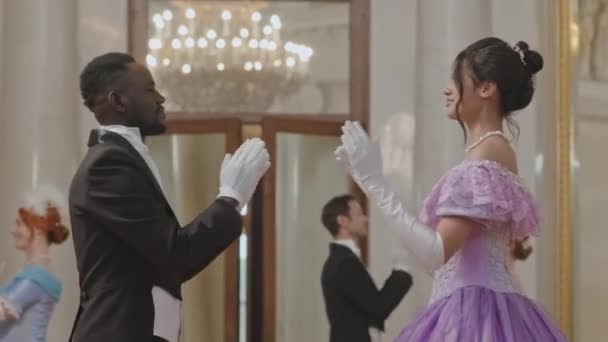Μέτριο Πλάνο Εθνικά Διαφορετικών Ζευγαριών Που Χορεύουν Χέρια Τους Κατά — Αρχείο Βίντεο