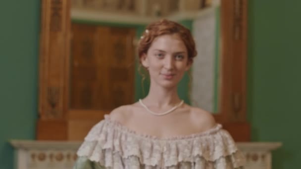 Zoom Portretul Tinerei Femei Păr Roșu Frumoasă Caucaziană Într Rochie — Videoclip de stoc