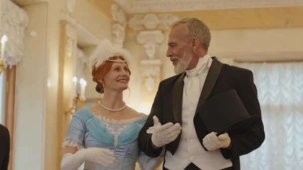 Kafkasyalı Bir Çift Aristokratın Tören Sırasında Klasik Ziyafet Salonunda Yavaşça — Stok video