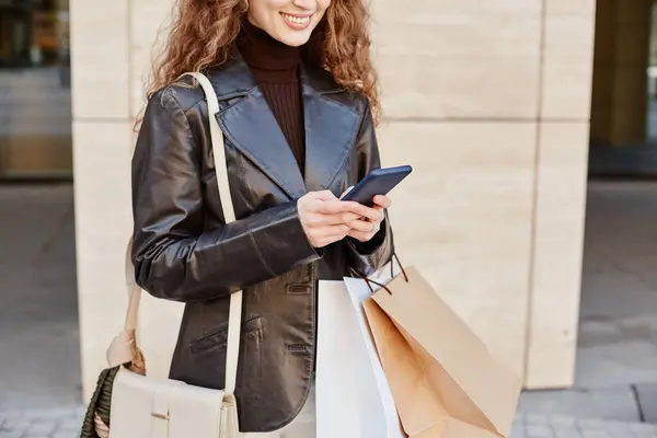 Cropped Shot Smiling Young Woman Using Smartphone Shopping Mall Using — Stock Photo, Image