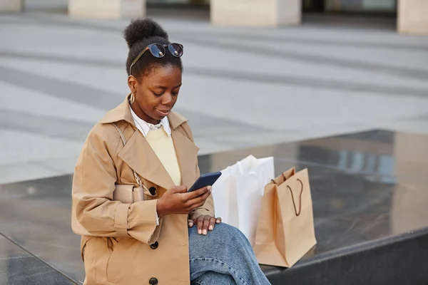 High Angle Portrait Black Young Woman Using Smartphone Downtown City — Stock Photo, Image