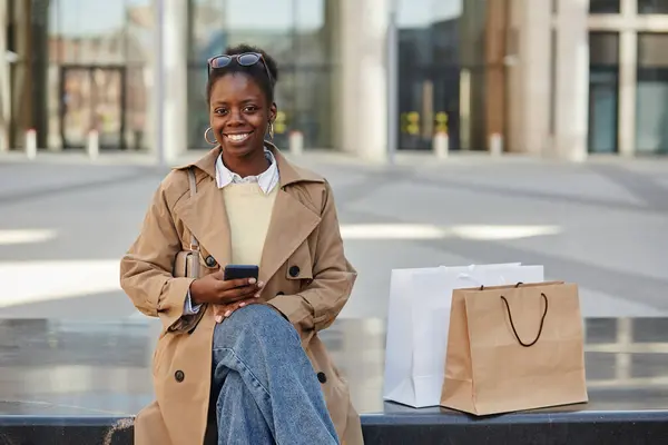 Portrait Black Young Woman Using Smartphone Downtown City Smiling Camera — Stock Photo, Image