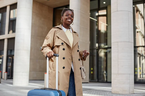 若い黒人女性の肖像画 スーツケース 空港または鉄道駅で街路で屋外を歩く — ストック写真