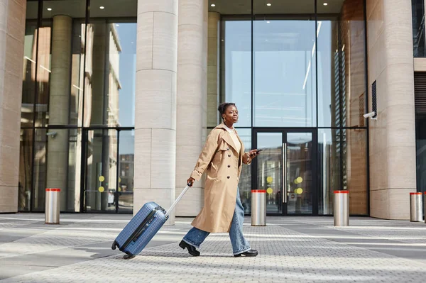 Side View Portrait Young Black Woman Suitcase Walking Outdoors City — Stock Photo, Image