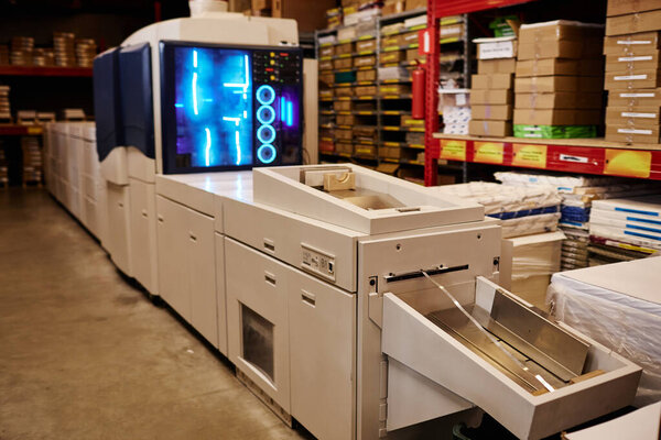 Фоновое изображение типографской мастерской с акцентом на промышленную печатную машину, копировальное пространство