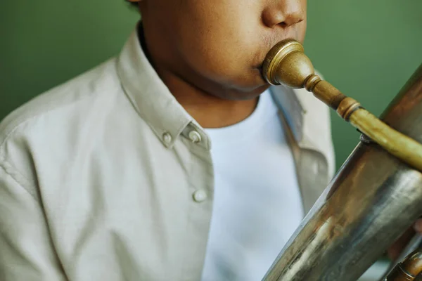 グリーンバックの音楽の個々のレッスン中にトランペットを吹くカジュアルウェアの13年前のアフリカ系アメリカ人の学校ボーイのクローズアップ — ストック写真