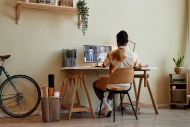 Asgari iş yerinde yaratıcı siyahi adamın dijital 3D modeller inşa edişinin tam boy arka görüntüsü