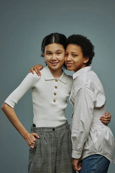 Deux Adorables Écolières Interculturelles Débardeurs Blancs Décontractés Embrassant Regardant Caméra — Photo
