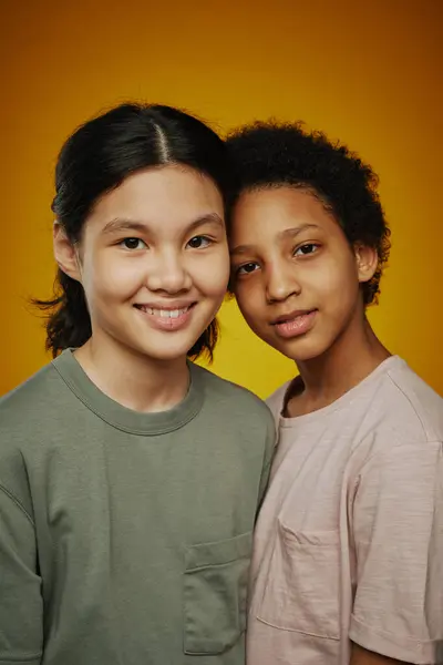 Deux Jolies Jeunes Filles Amicales Différentes Ethnies Shirts Debout Devant — Photo